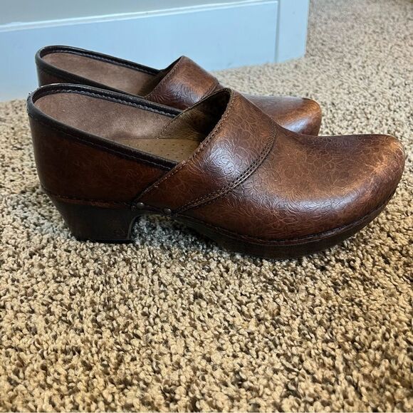 Dansko BROWN FLORAL TOOLED CLOG - Picture 5 of 16